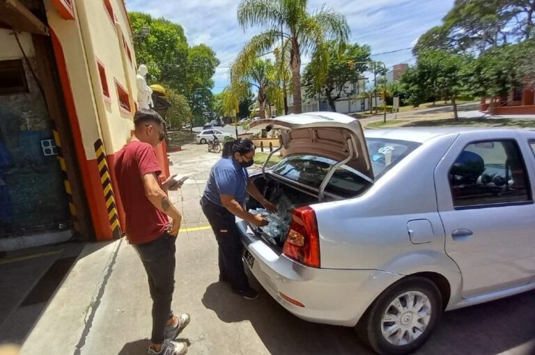 Un concordiense se solidarizó con el pedido de Bomberos y donó agua mineral. Gentileza Federico Gularte