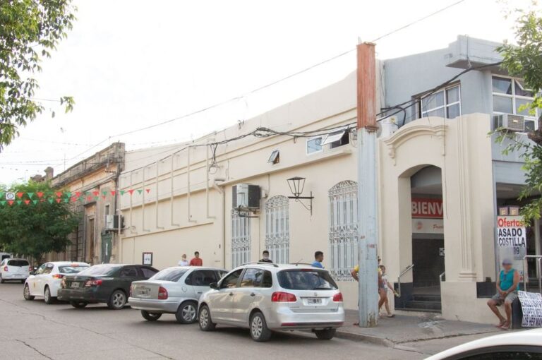 La pared de un supermercado céntrico de La Paz