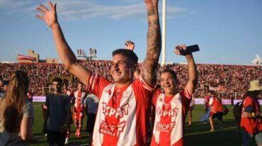 ¿Una "Pipa" millonaria?. Gastón González festejando la goleada a Colón