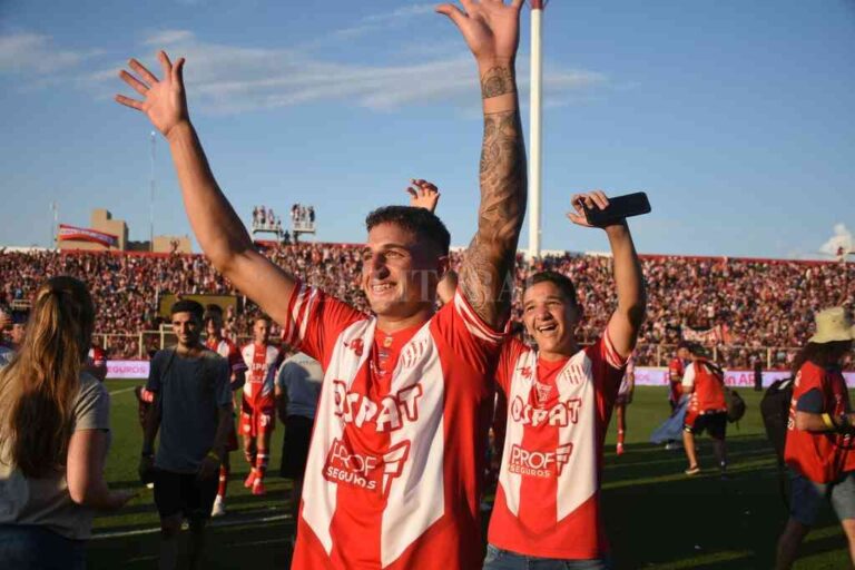 ¿Una "Pipa" millonaria?. Gastón González festejando la goleada a Colón