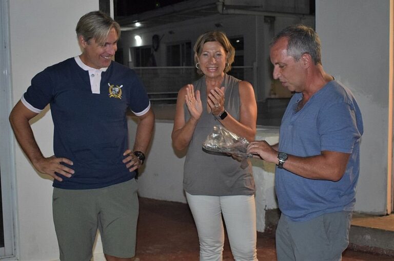 Los dirigentes Viviana Aguilar y Mirko Otalora entregan la declaración de 'Socio Honorario' del PRC a Julio Sánchez