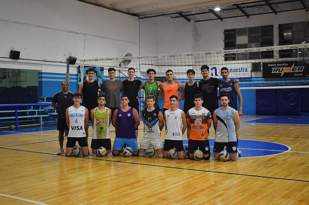 El plantel del Paraná Rowing mixtura jugadores genuinos