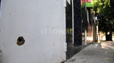 Orificio de bala en el frente del domicilio donde se encontraba la víctima y su familia. Marcelo Manera
