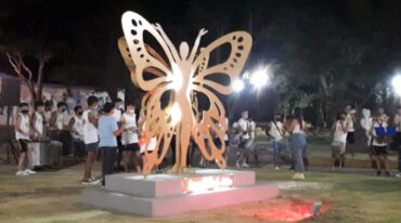 Se realizó el corte de cintas de una escultura de grandes dimensiones emplazada en el cantero central del Liceo Municipal. Gentileza.