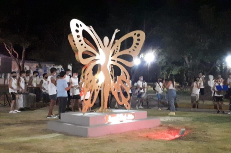 Se realizó el corte de cintas de una escultura de grandes dimensiones emplazada en el cantero central del Liceo Municipal. Gentileza.