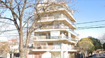 La mujer que vivía en un tercer piso de un edificio ubicado en Mitre al 3000 fue sorprendida mientras dormía por varias personas. Google Street View.