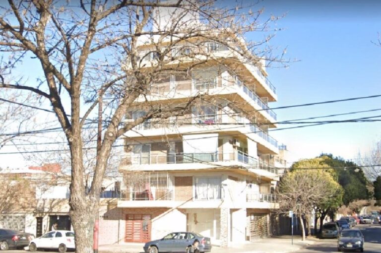 La mujer que vivía en un tercer piso de un edificio ubicado en Mitre al 3000 fue sorprendida mientras dormía por varias personas. Google Street View.