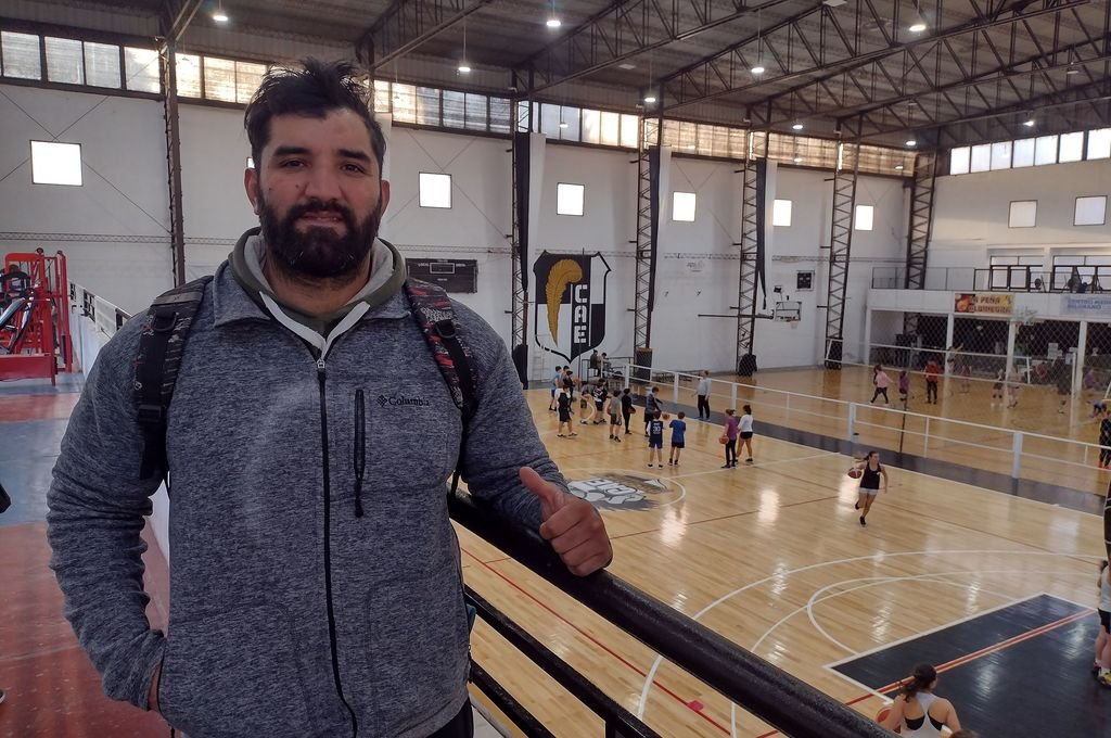 Jairo Suárez en el gimnasio del Club Atlético Estudiantes