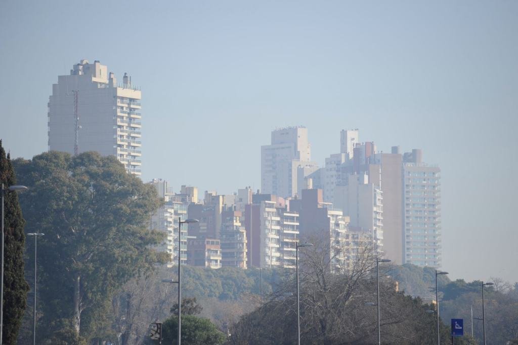 El humo se sintió en la tarde de domingo en Rosario. Archivo.