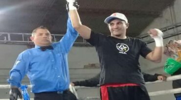El árbitro Leonardo Dehan le levanta el brazo a Toti Garateguy tras su combate en Peñarol. Víctor Ludi