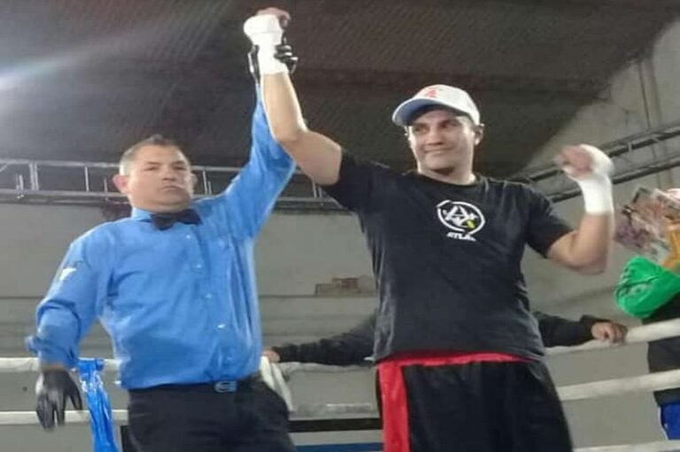 El árbitro Leonardo Dehan le levanta el brazo a Toti Garateguy tras su combate en Peñarol. Víctor Ludi