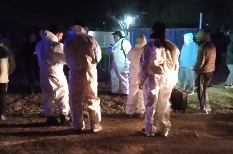 Peritos realizando las labores correspondientes en el sitio del crimen. Gentileza: prensa AIC.