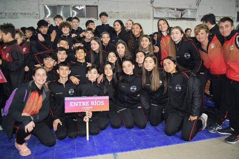 Los planteles entrerrianos posando en la ceremonia inaugural del Nacional de Selecciones Sub 14