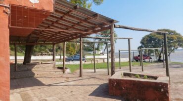 A pocos metros del río hay una edificación que hace las veces de cantina