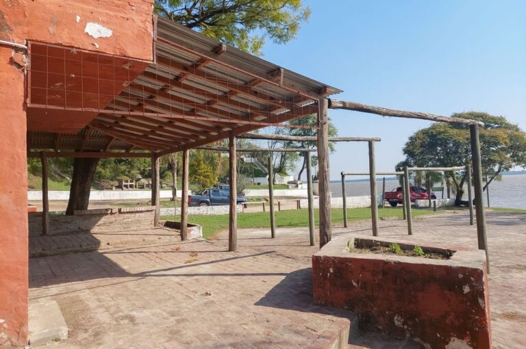 A pocos metros del río hay una edificación que hace las veces de cantina