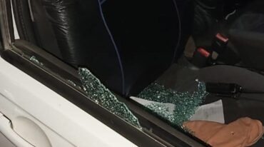 Rompieron la ventanilla de una unidad del servicio de taxis. Gentileza.