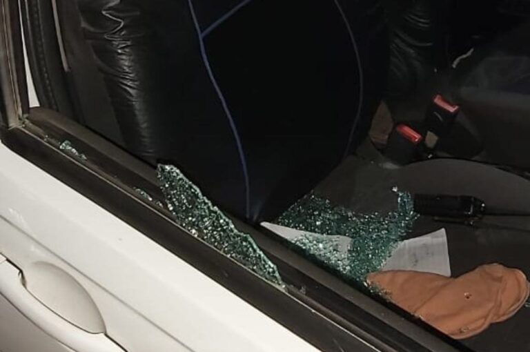 Rompieron la ventanilla de una unidad del servicio de taxis. Gentileza.