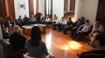 De la reunión participaron intendentes santafesinos y autoridades entrerrianas. Twitter.