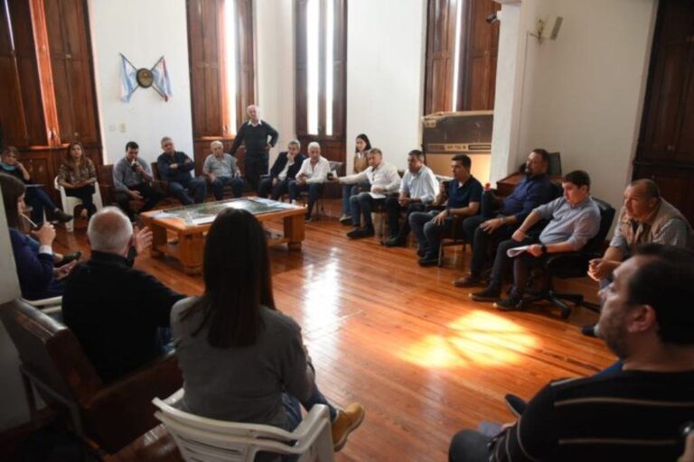 De la reunión participaron intendentes santafesinos y autoridades entrerrianas. Twitter.