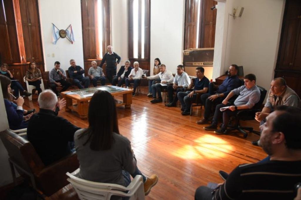 De la reunión participaron intendentes santafesinos y autoridades entrerrianas. Twitter.