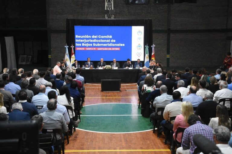 En la reunión se puso fecha para la apertura de sobres para el acueducto y se anunció en pocos días más comienzan los trabajos en la obra hidrovial. Manuel Fabatía