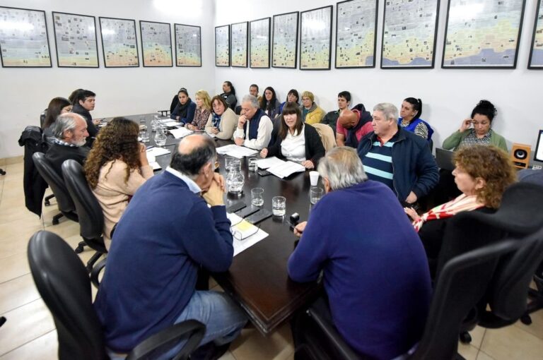 Autoridades provinciales se reunieron con los gremios estatales.