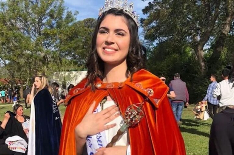 La representante Valentina Burgos entregará el cetro a estudiante elegida en la edición 2022. Gentileza.