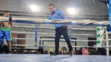 La FAB exige a los árbitros lucir una camisa celeste durante los combates profesionales. FOTO: Víctor Ludi