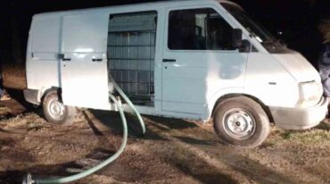 Una Renault Trafic blanca con el tanque y manguera se encuentra secuestrada a disposición de la Justicia. Gentileza