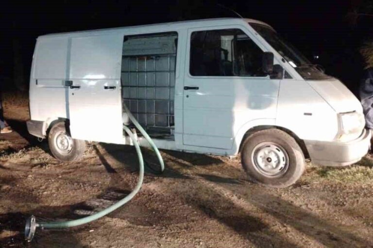 Una Renault Trafic blanca con el tanque y manguera se encuentra secuestrada a disposición de la Justicia. Gentileza