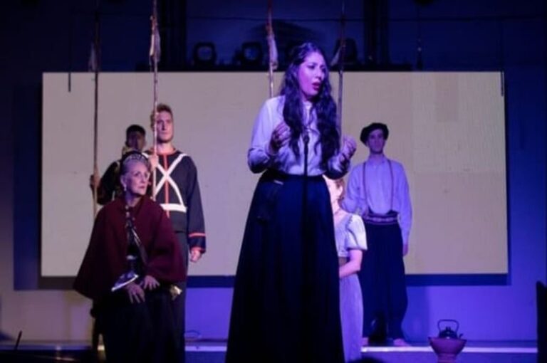 Tadea Jordán (Inés Ghiggi) y Delfina (Paula Godone) tienen un rol preponderante en 'Ramírez Drama Musical Folk'.