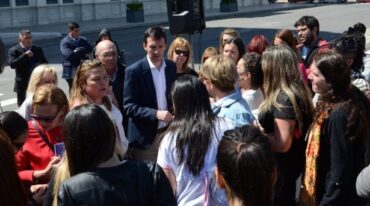 Funcionarios provinciales dialogaron con quienes protestaban por el atraso en los pagos.