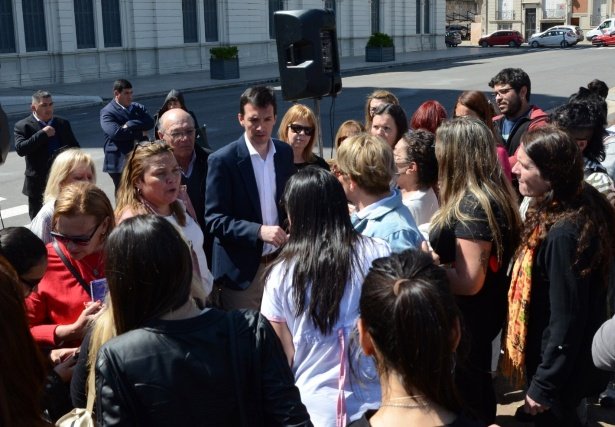 Funcionarios provinciales dialogaron con quienes protestaban por el atraso en los pagos.