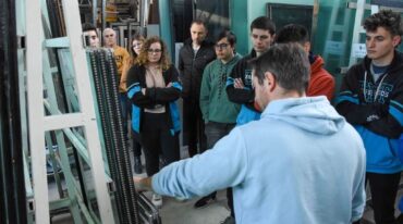 Los estudiantes escucharon atentamente las explicaciones del proceso productivo.