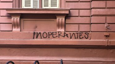 Municipalidad 'pintada'. Frases como 'inoperantes' y 'cómplices del fuego' aparecieron en la fachada del edificio