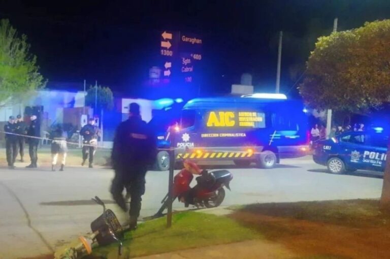 El momento en el que la AIC ingresa al domicilio en cuestión. Gentileza: Juan José García.