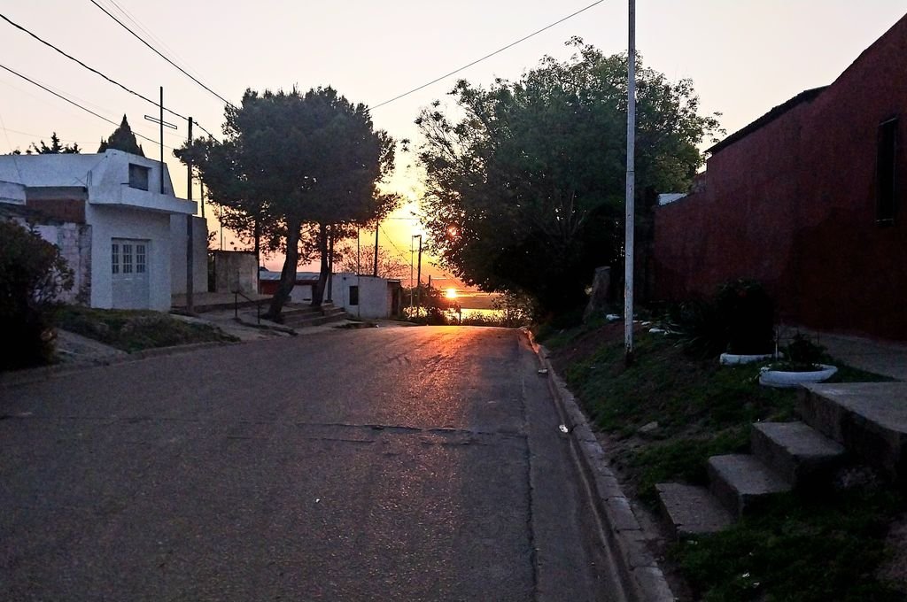 El barrio está rodeado de cuestas y resguardada por una laguna escondida.