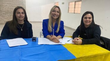 Yanina Fortuni (presidenta de Paracao) y Rosana Traverso (secretaria) flanquean a Julieta Gross (directora de la empresa)