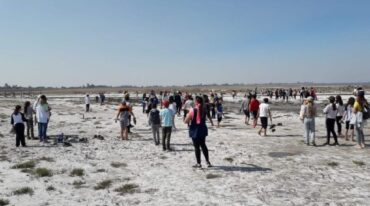 El salar reúne gente sorprendida por el fenómeno. Gentileza.