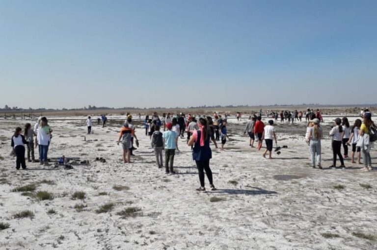 El salar reúne gente sorprendida por el fenómeno. Gentileza.