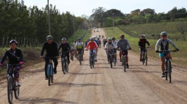 De la travesía participaron personas de todas las edades que se sumaron desde diferentes puntos para compartir un recorrido hasta La Clarita. Foto: Gentileza Municipalidad de San José