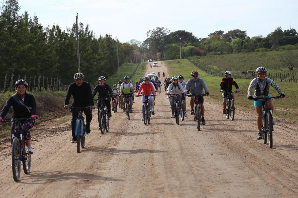 De la travesía participaron personas de todas las edades que se sumaron desde diferentes puntos para compartir un recorrido hasta La Clarita. Foto: Gentileza Municipalidad de San José
