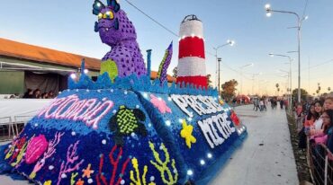 Después de dos años de pandemia regresó a Concordia el desfile de carrozas de los estudiantes secundarios.