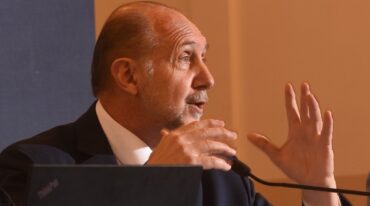 El gobernador se explayó sobre el conflicto docente y dijo que los recursos provinciales son tanto para salario como para obra pública