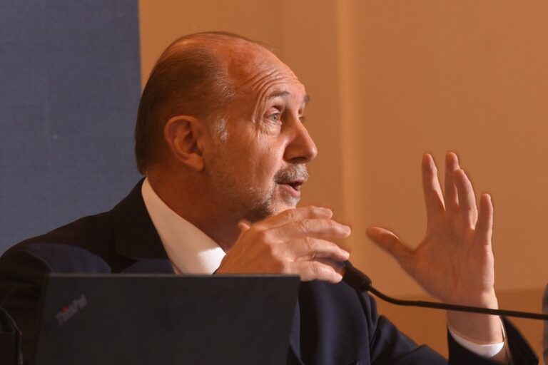 El gobernador se explayó sobre el conflicto docente y dijo que los recursos provinciales son tanto para salario como para obra pública