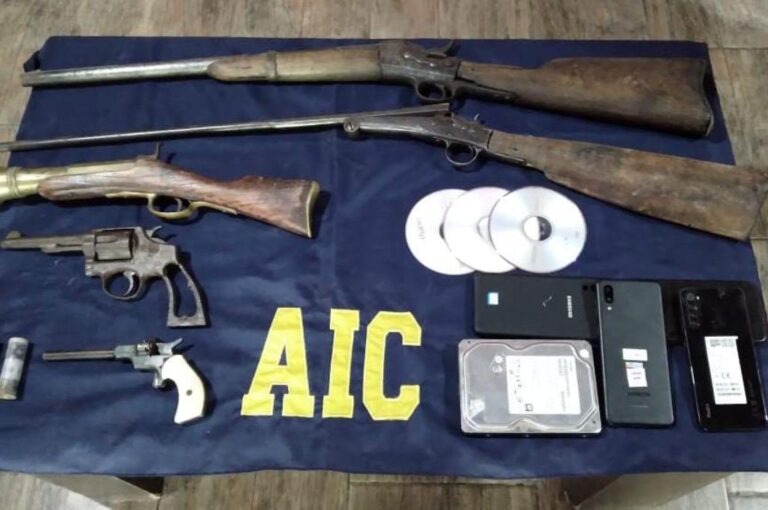 Secuestraron seis armas de fuego y elementos informáticos. Gentileza.
