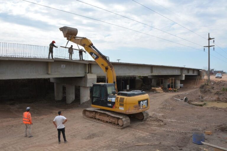Se construye por estos días el puente de la autopista sobre el arroyo Cululú. Gentileza: prensa Vialidad Nacional.