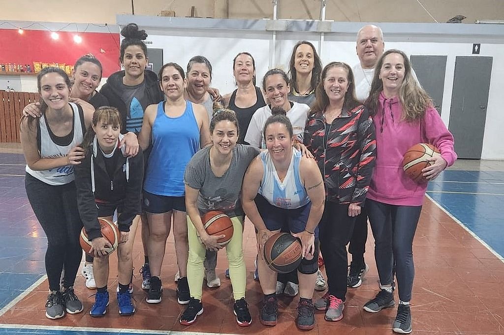 Plantel de Suricatas entrenando para el Internacional.