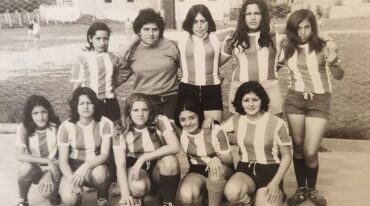 Un equipo de Ministerio. Las chicas con botines Sacachispas que le prestaba el club.