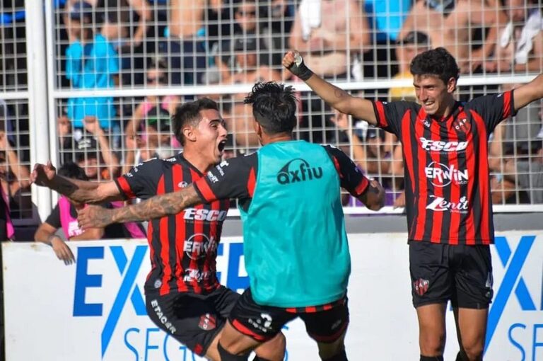 Prensa Patronato  Festejo del segundo gol del Santo. Que sigue dando pelea para quedarse en Primera.